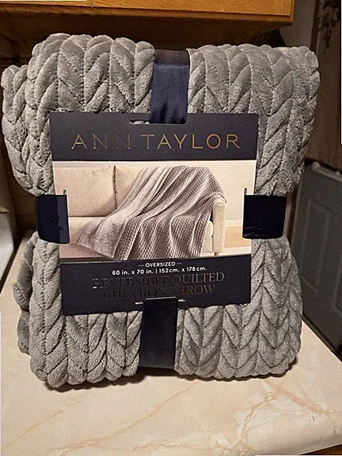 Ann Taylor Oversized Reversible Quilted Chevron Throw Blanket Gray 60x70